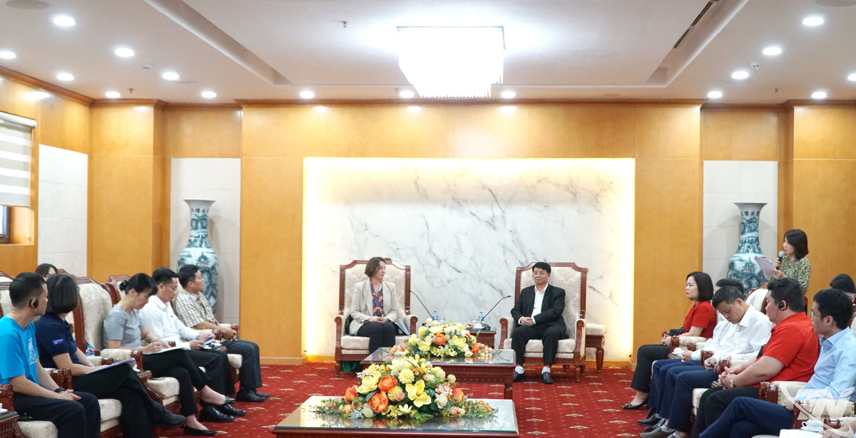 Quang cảnh buổi làm việc