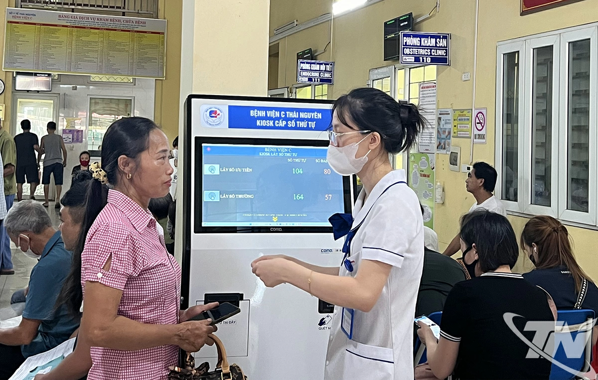 Bệnh nhân làm thủ tục khám, điều trị tại bệnh viện thuận tiện nhờ Kiosk lấy số tự động.