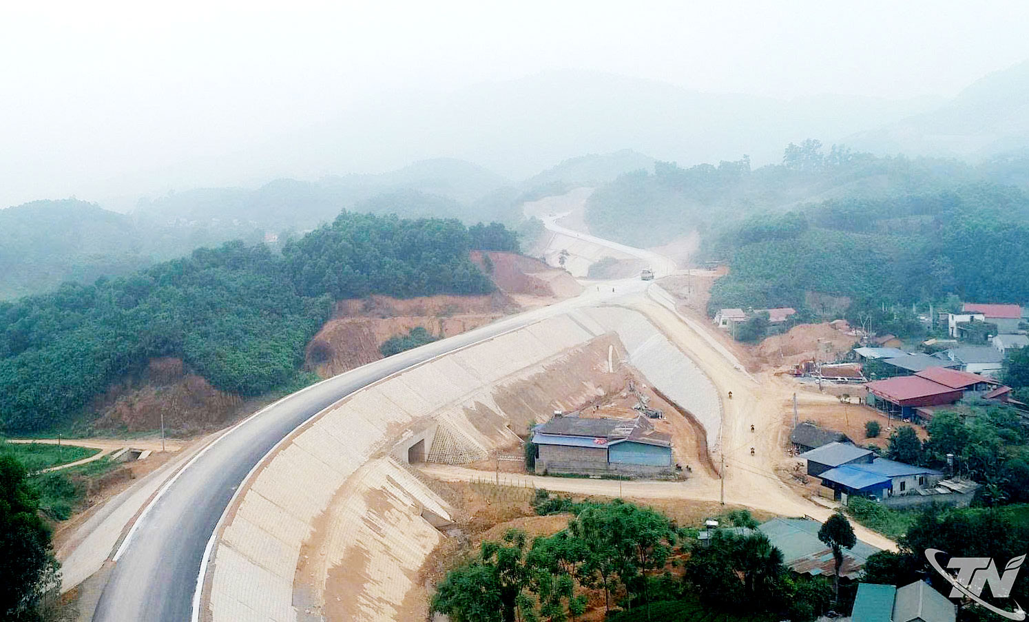Tuyến đường Hồ Chí Minh (giai đoạn 2) đoạn từ Chợ Chu (Thái Nguyên) đến ngã ba Trung Sơn (Tuyên Quang) đang được gấp rút hoàn thiện.