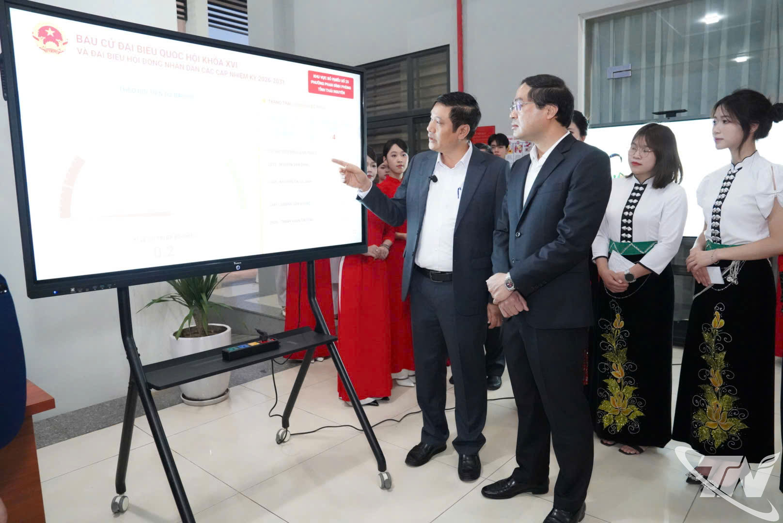 Đồng chí Trịnh Xuân Trường, Ủy viên Trung ương Đảng, Bư thư Tỉnh ủy và các đại biểu đến dự khai mạc bầu cử tại khu vực bỏ phiếu số 25, phường Phan Đình Phùng.