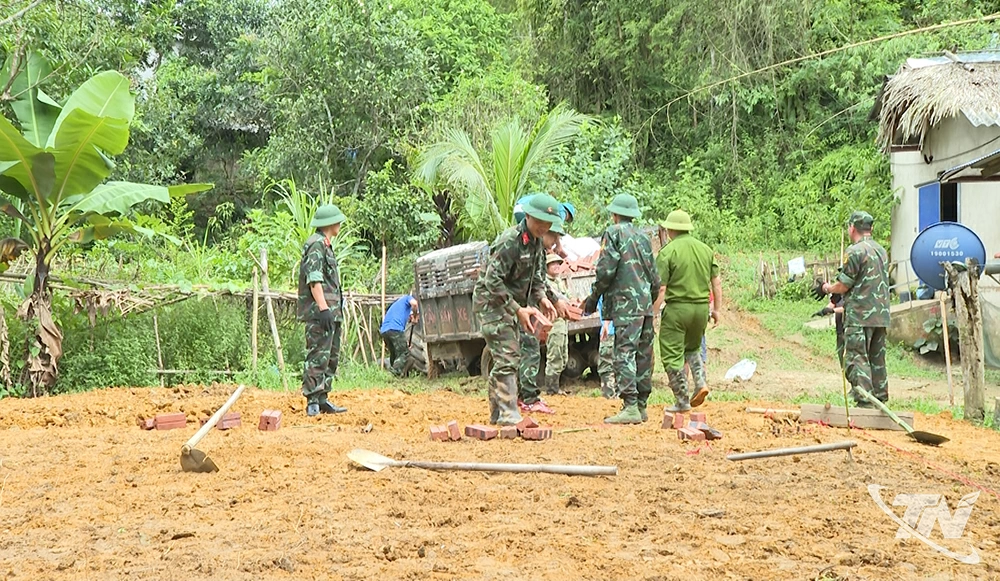 Cán bộ, chiến sĩ Ban chỉ huy Phòng thủ khu vực I - Đức Xuân là lực lượng chủ lực giúp dân vận chuyển vật liệu sửa chữa, xây mới nhà ở.