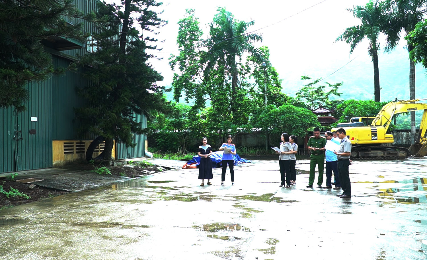 Đại diện cơ quan Thi hành án dân sự tỉnh, các cơ quan chức năng, chính quyền địa phương, đơn vị trúng đấu giá tiến hành bàn giao tài sản.