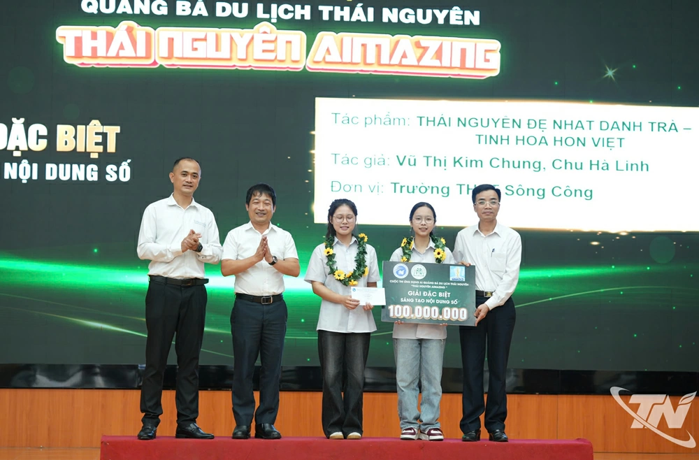 Nhóm tác giả Vũ Thị Kim Chung và Chu Hà Linh, Trường THPT Sông Công giành giải đặc biệt với sản phẩm “Thái Nguyên đệ nhất danh trà - tinh hoa hồn Việt”