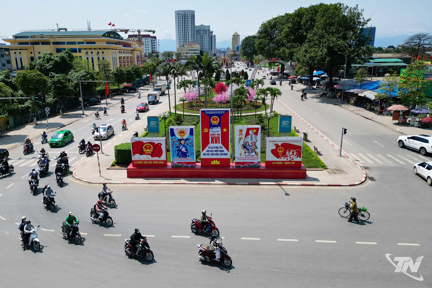 Pa-nô tuyên truyền về bầu cử đại biểu Quốc hội khóa XVI và đại biểu HĐND các cấp nhiệm kỳ 2026-2031 được lắp đặt tại khu vực đối diện Chợ Thái (phường Phan Đình Phùng).
