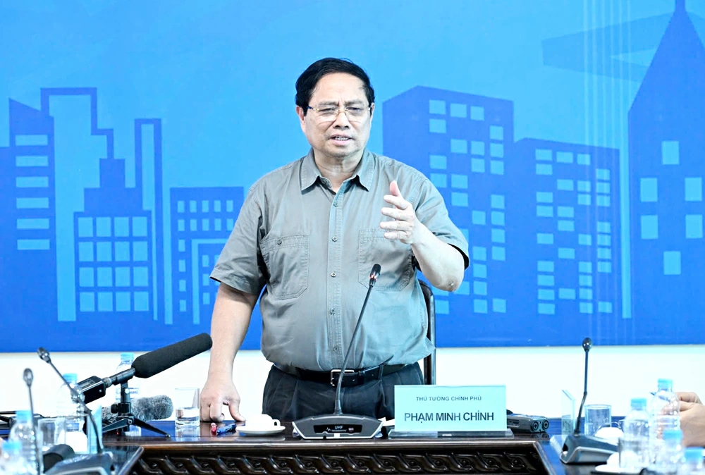 Thủ tướng ghi nhận, biểu dương các cấp, ngành, lực lượng, trong đó có lực lượng quân đội, công an đã phát huy tinh thần trách nhiệm cao trong thực hiện nhiệm vụ, hỗ trợ người dân vượt qua khó khăn do mưa lũ.