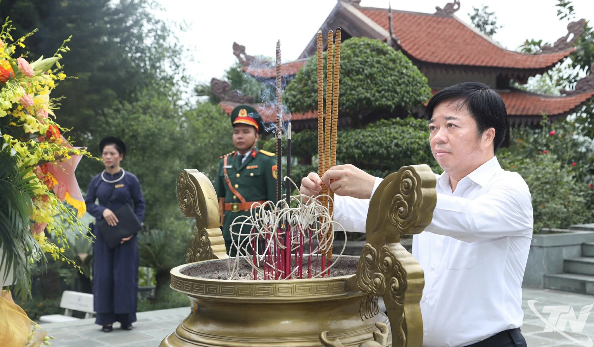 Đồng chí Bùi Văn Lương, Phó Bí thư Tỉnh ủy, Chủ tịch HĐND tỉnh dâng hương tại Nhà tưởng niệm Chủ tịch Hồ Chí Minh.