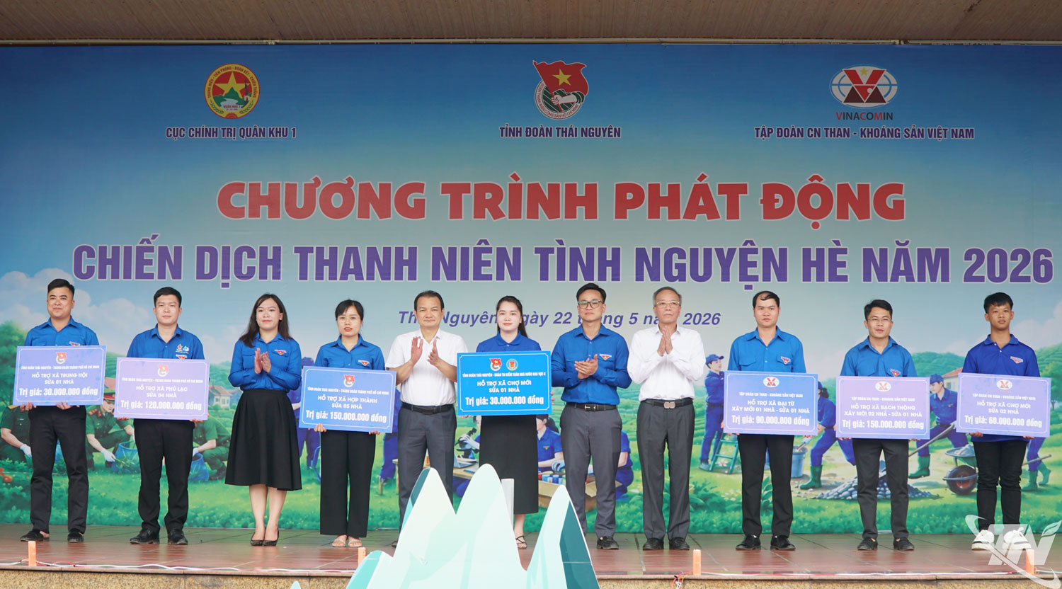 Tỉnh đoàn trao biển tượng trưng các công trình thanh niên