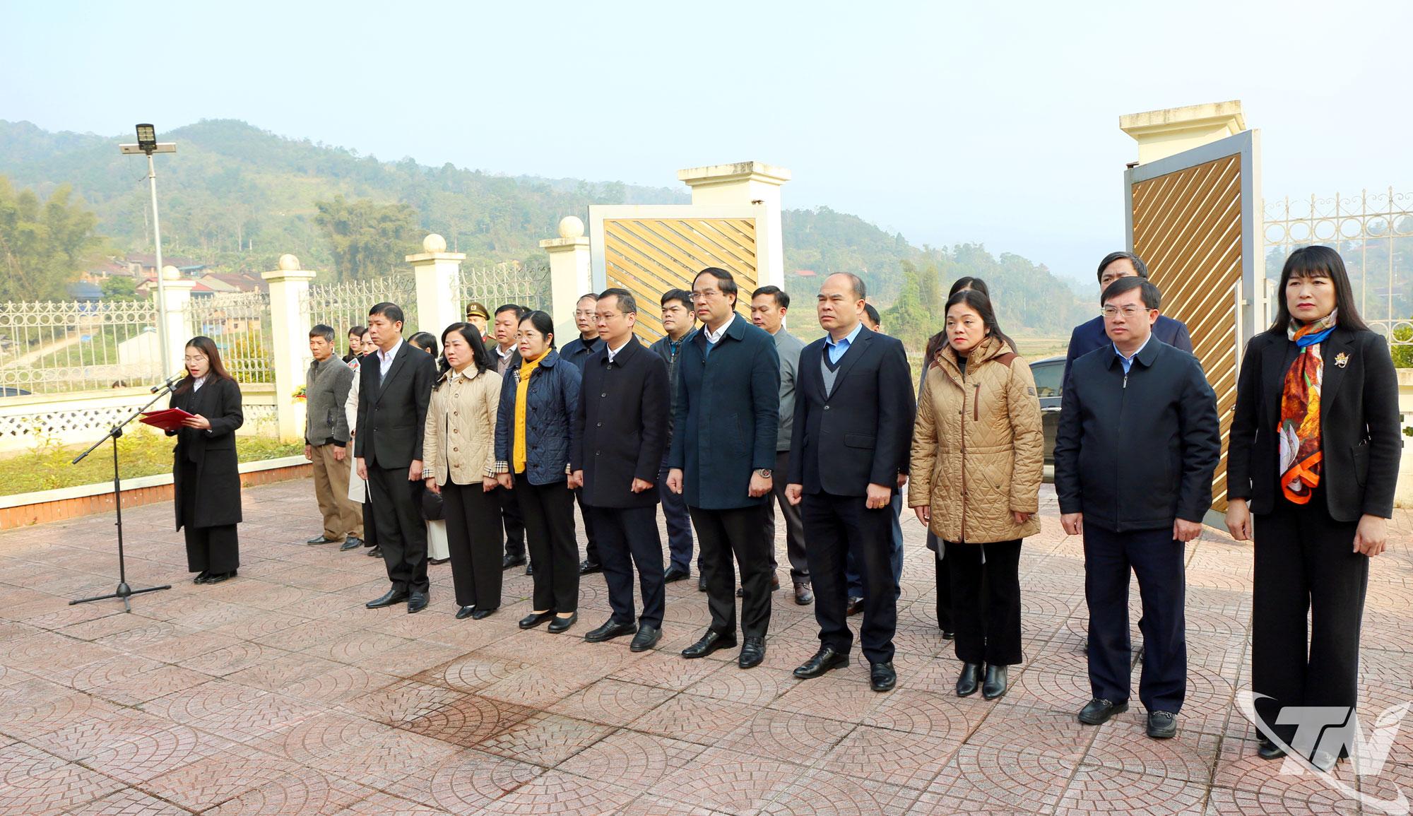 Đoàn công tác dâng hoa tại Khu Di tích Coỏng Tát (xã Bằng Vân).