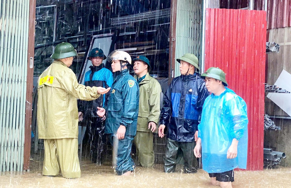 Lãnh đạo UBND xã Chợ Rã chỉ đạo lực lượng chức năng hỗ trợ người dân khắc phục hậu quả mưa lũ.