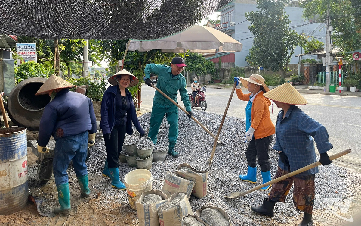 Bà con nhân dân tổ dân phố số 14, phường Bắc Kạn chung tay xóa nhà tạm, nhà dột nát cho hộ nghèo.