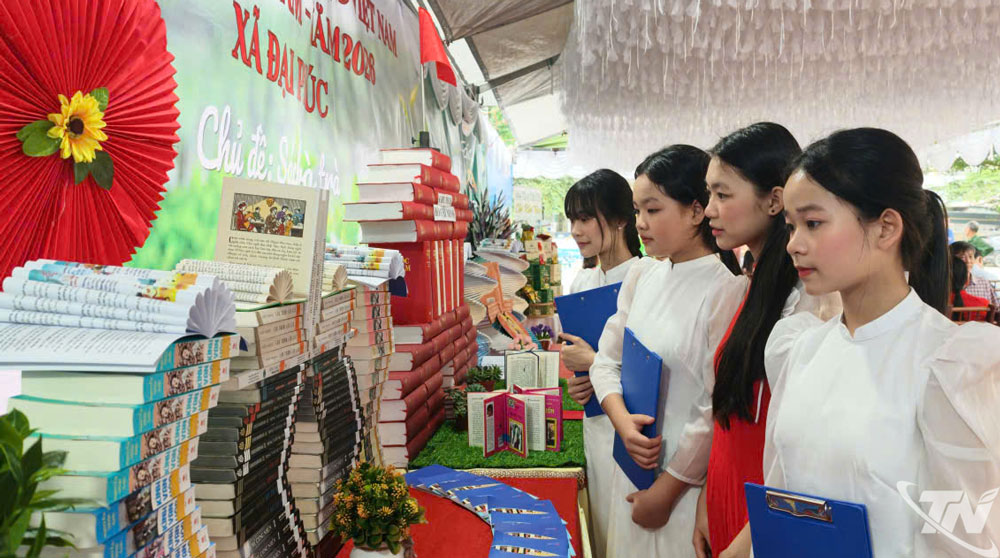 Không gian trưng bày sách với chủ đề “Sách và Trà”.
