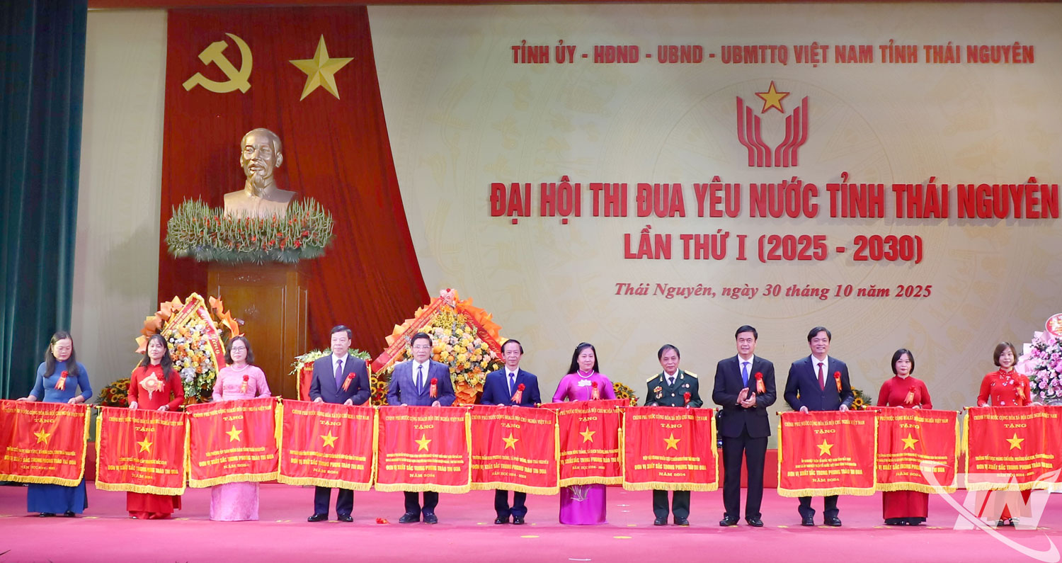 Lãnh đạo Ban Thi đua Khen thưởng Trung ương trao Cờ thi đua của Chính phủ cho các tập thể.