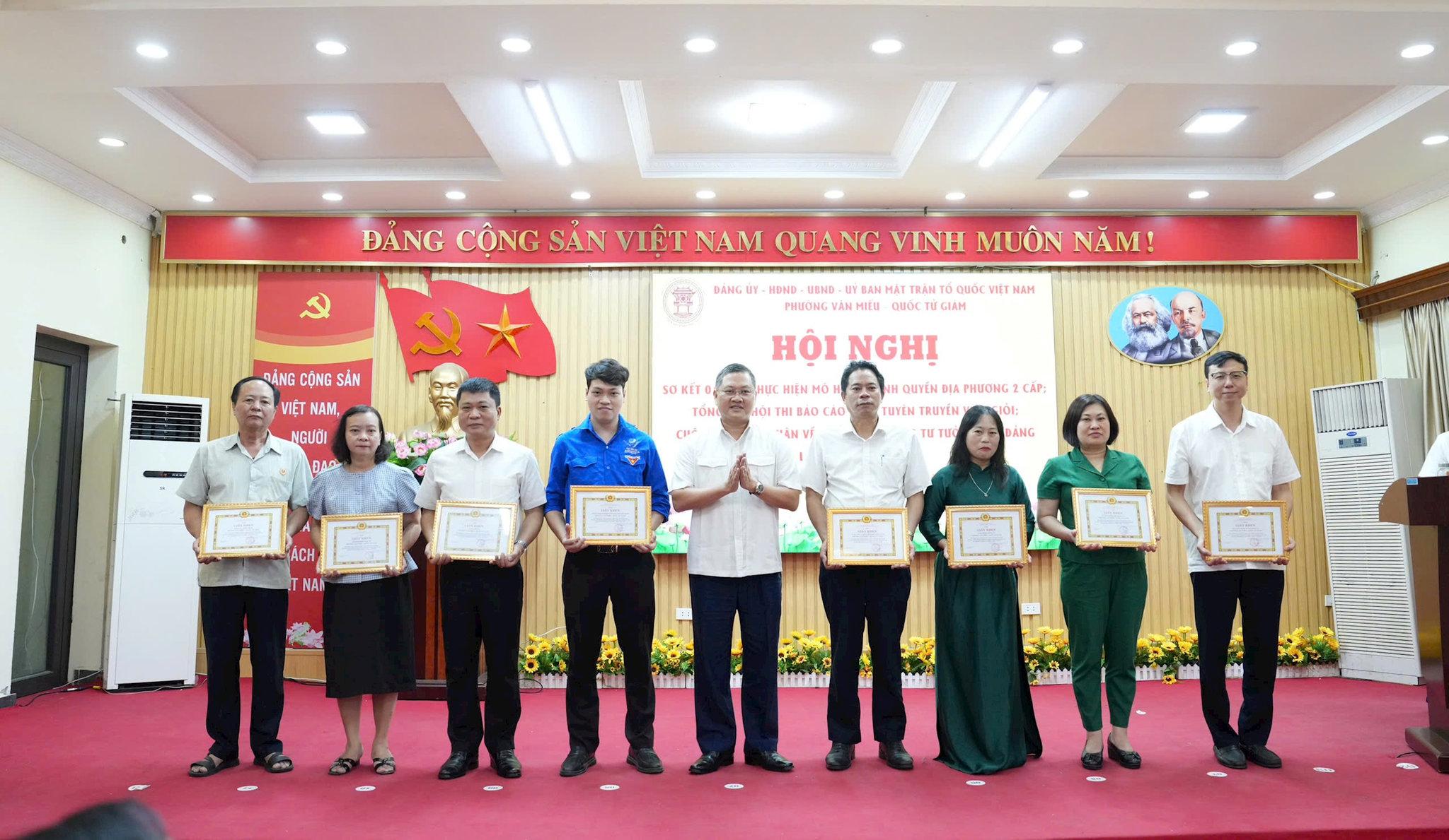 Bí thư Đảng ủy phường Vũ Xuân Hùng trao giấy khen tới các tập thể xuất sắc trong vận hành chính quyền địa phương hai cấp. Ảnh: An Quyên
