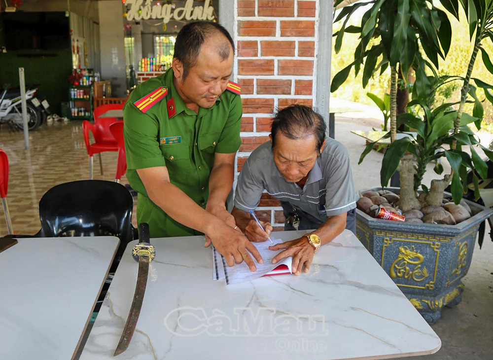 Qua c&ocirc;ng t&aacute;c tuy&ecirc;n truyền của lực lượng c&ocirc;ng an, người d&acirc;n phường Vĩnh Trạch đ&atilde; hiểu r&otilde; hơn về quy định ph&aacute;p luật hiện h&agrave;nh, tự nguyện giao nộp vũ kh&iacute;, c&ocirc;ng cụ hỗ trợ.