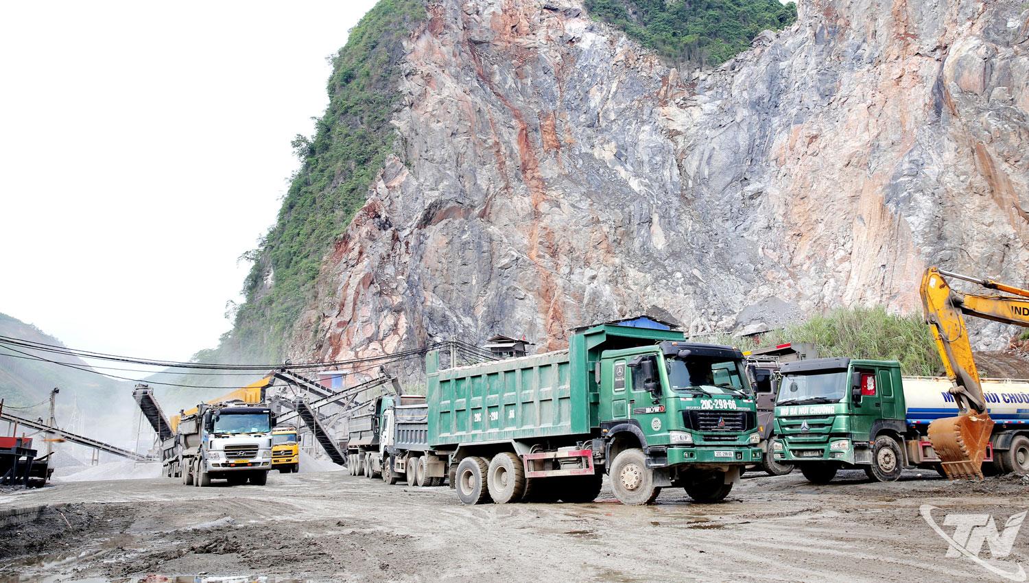 Khai thác đá làm vật liệu xây dựng tại Mỏ đá Núi Chuông (xã Phú Lương).