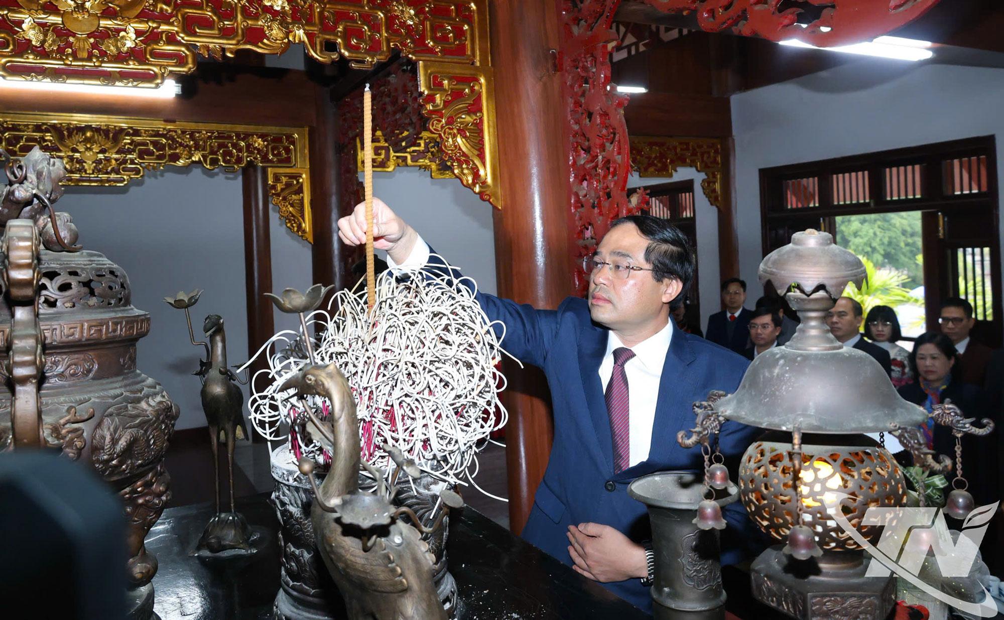 Đồng chí Bí thư Tỉnh ủy dâng hương tại Di tích lịch sử Nà Tu.