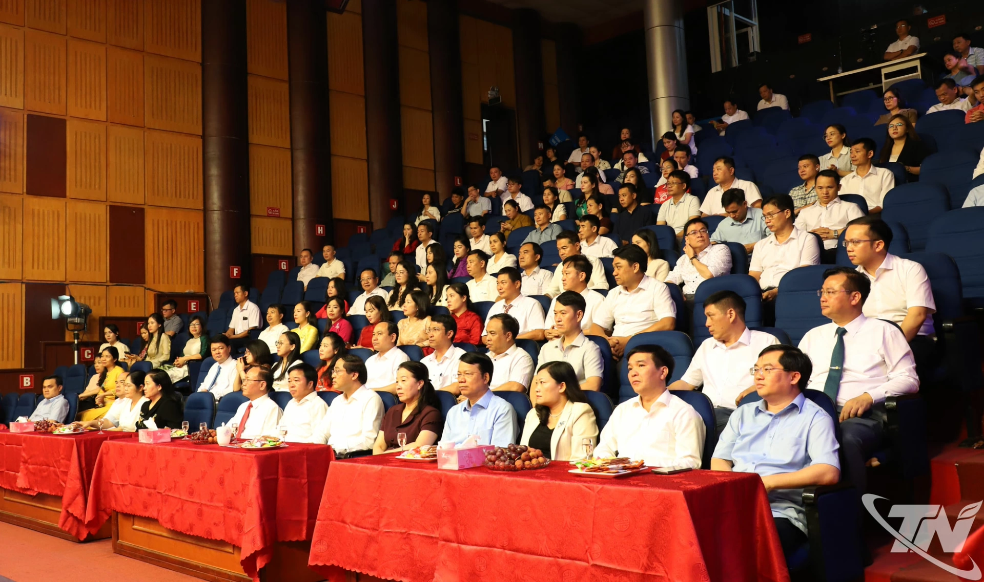 Các đồng chí lãnh đạo tỉnh và đại biểu tham dự.