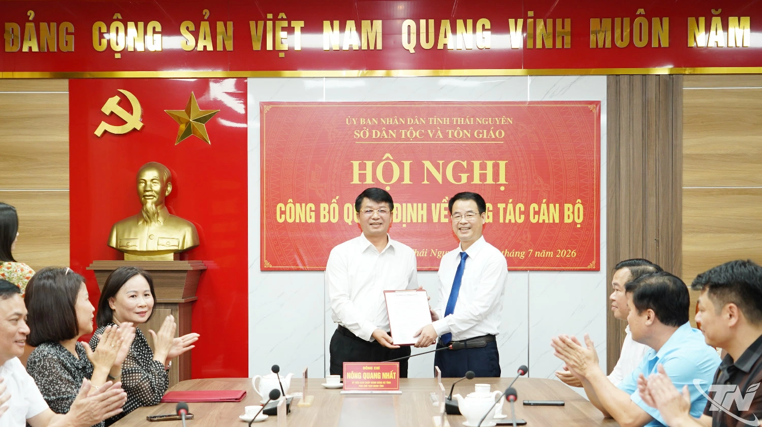 Đồng chí Nông Quang Nhất, Phó Chủ tịch UBND tỉnh trao quyết định việc điều động, bổ nhiệm chức vụ Phó Giám đốc Sở Dân tộc và Tôn giáo tỉnh cho đồng chí Vũ Việt Dũng.