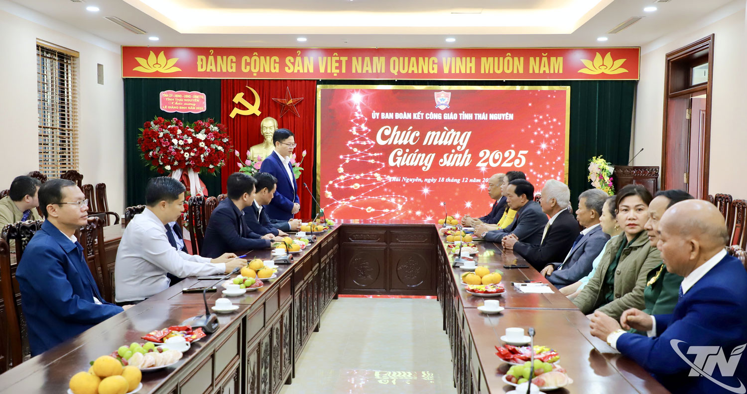 Đồng chí Đinh Quang Tuyên và Đoàn công tác chúc mừng