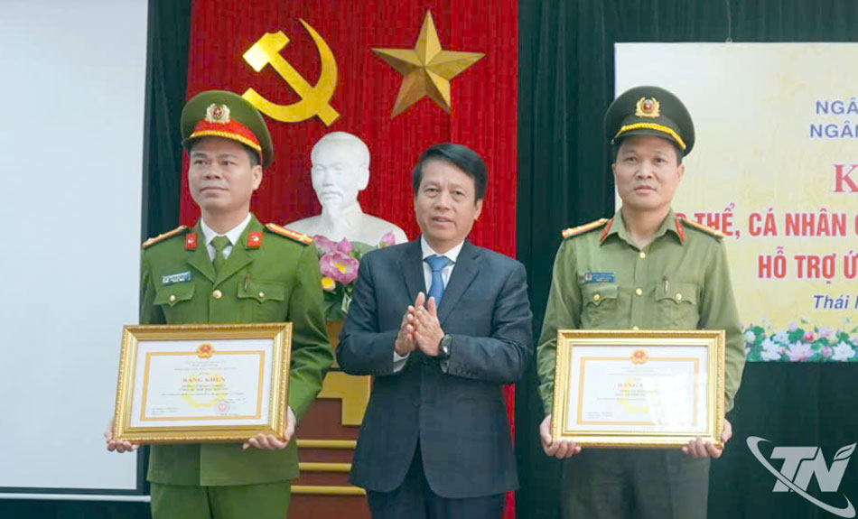 Đồng chí Phạm Tiến Dũng, Phó Thống đốc Ngân hàng Nhà nước Việt Nam, tặng bằng khen cho 2 tập thể gồm: Phòng An ninh kinh tế và Phòng Cảnh sát cơ động (Công an tỉnh Thái Nguyên)