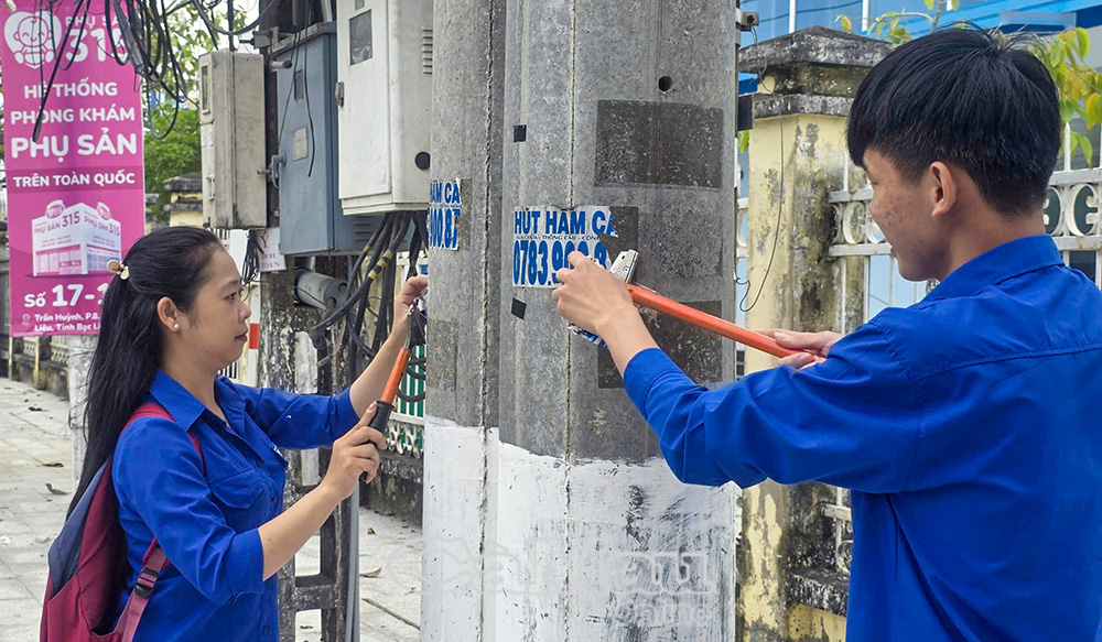 &ETH;o&agrave;n thanh ni&ecirc;n phường th&aacute;o gỡ c&aacute;c quảng c&aacute;o tr&ecirc;n tuyến đường V&otilde; Thị S&aacute;u.