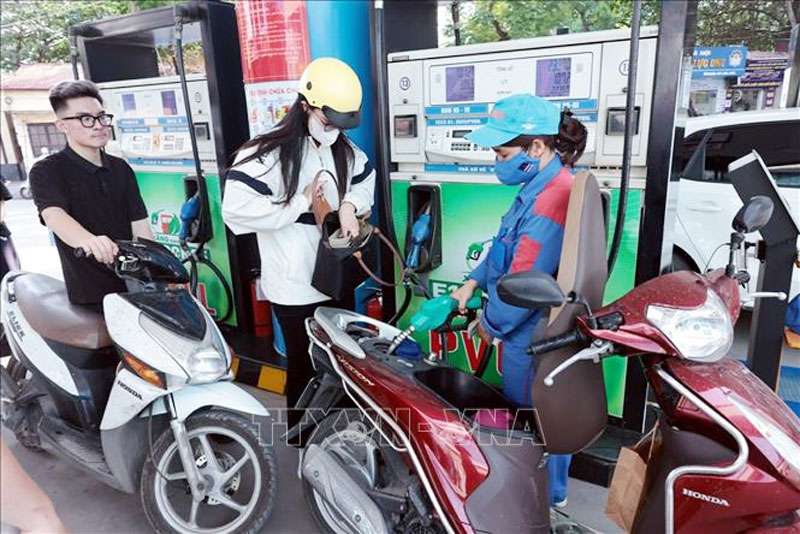 Mua bán xăng dầu tại một điểm kinh doanh xăng dầu của PVOIL ngày 1/6. Ảnh: Trần Việt/TTXVN