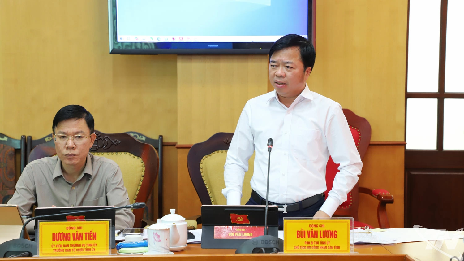 Đồng chí Bùi Văn Lương, Phó Bí thư Tỉnh ủy, Chủ tịch HĐND tỉnh phát biểu tại Phiên họp.