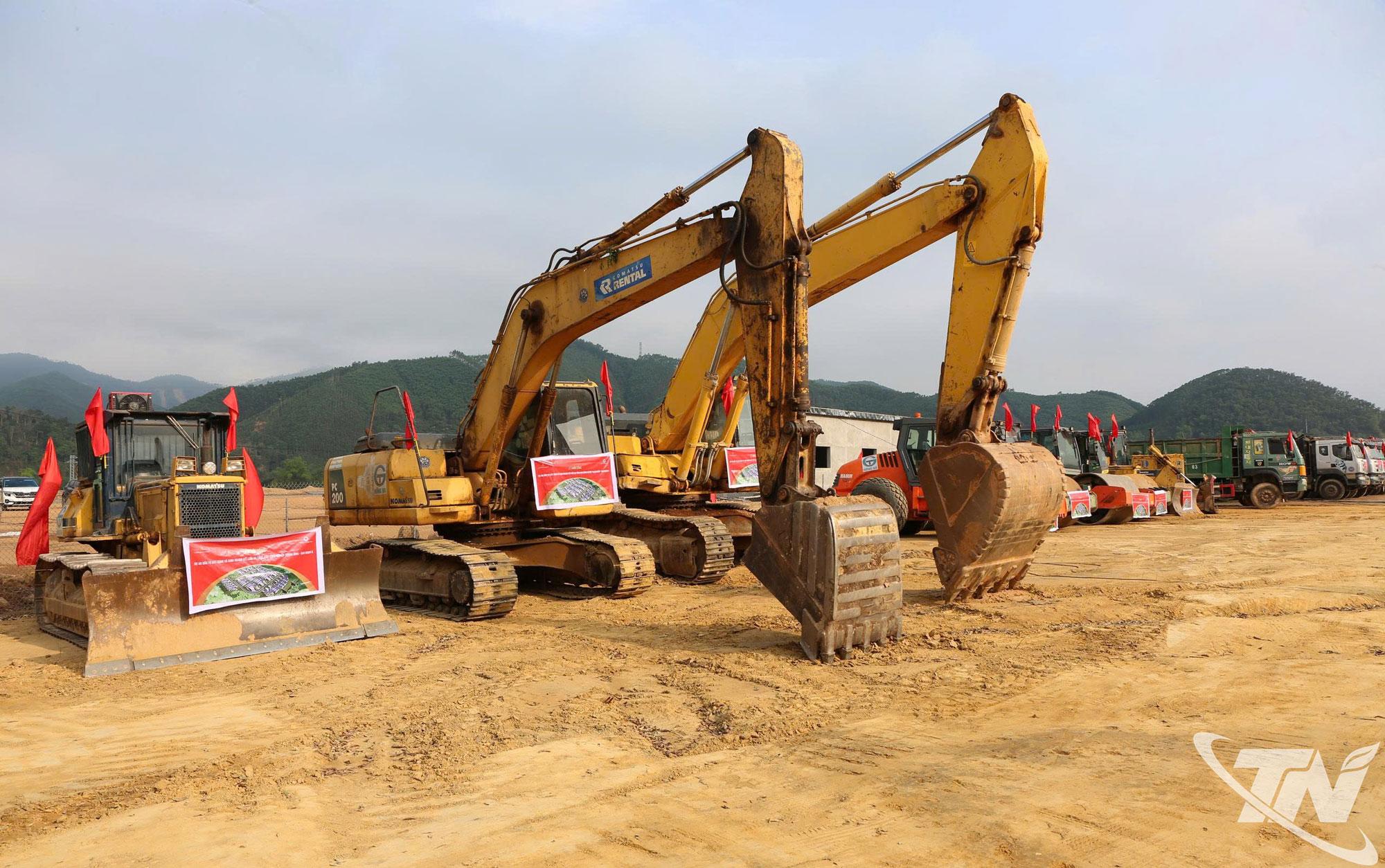 Nhà thầu tập kết máy móc để sẵn sàng thi công Dự án đầu tư xây dựng và kinh doanh kết cấu hạ tầng Khu công nghiệp Thanh Bình - giai đoạn II.