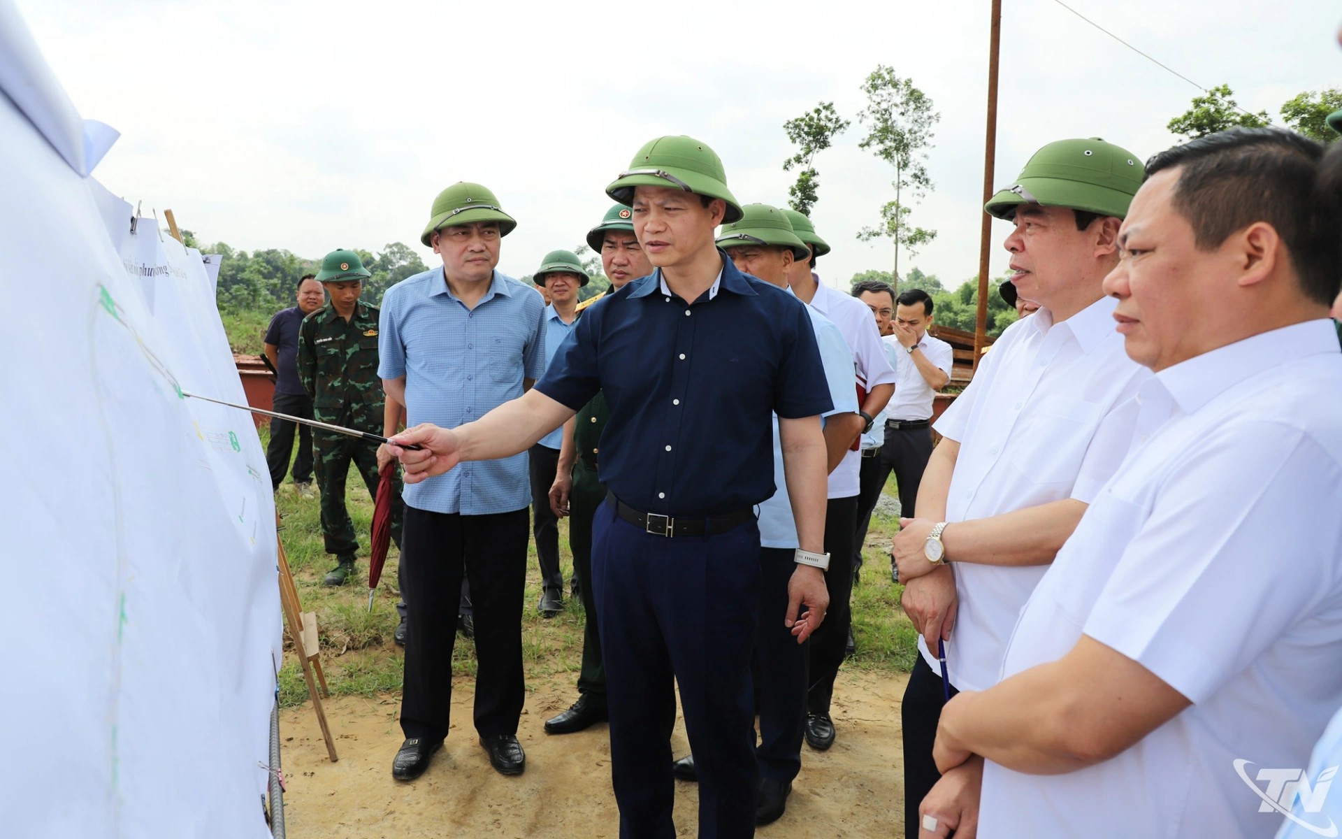 Đồng chí Chủ tịch UBND tỉnh kiểm tra Dự án xây dựng cầu đường bộ Đồng Liên - Hương Sơn.