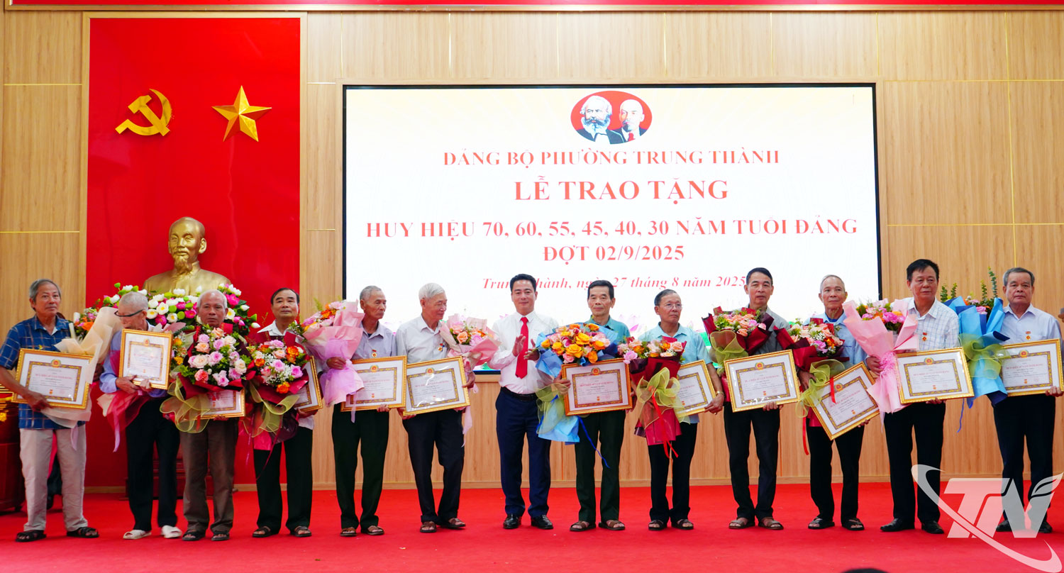 Đồng chí Nguyễn Đức Hưng, Bí thư Đảng ủy, Chủ tịch HĐND phường Trung Thành trao tặng Huy hiệu 45 năm tuổi Đảng cho 12 đảng viên