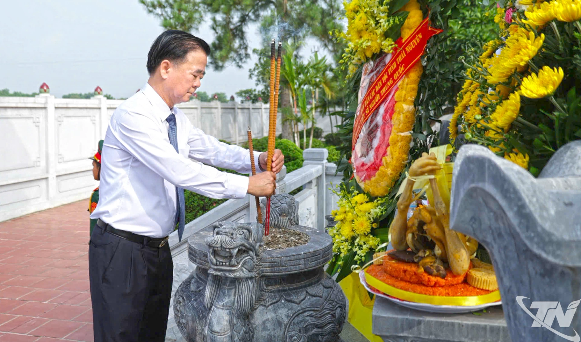 Đồng chí Đỗ Đức Công, Ủy viên Ban Thường vụ Tỉnh ủy, Phó Chủ tịch Thường trực HĐND tỉnh dâng hương tưởng nhớ các liệt sĩ.  