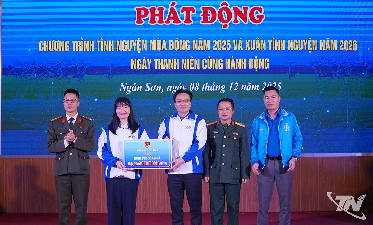 Trao tặng máy tính cho học sinh trường THCS Vân Tùng, xã Ngân Sơn.