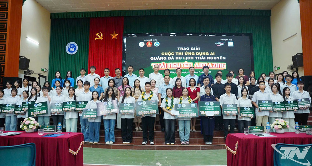 Trao giải cho các đội đạt thành tích xuất sắc tại Cuộc thi Thái Nguyên AImazing 2025.