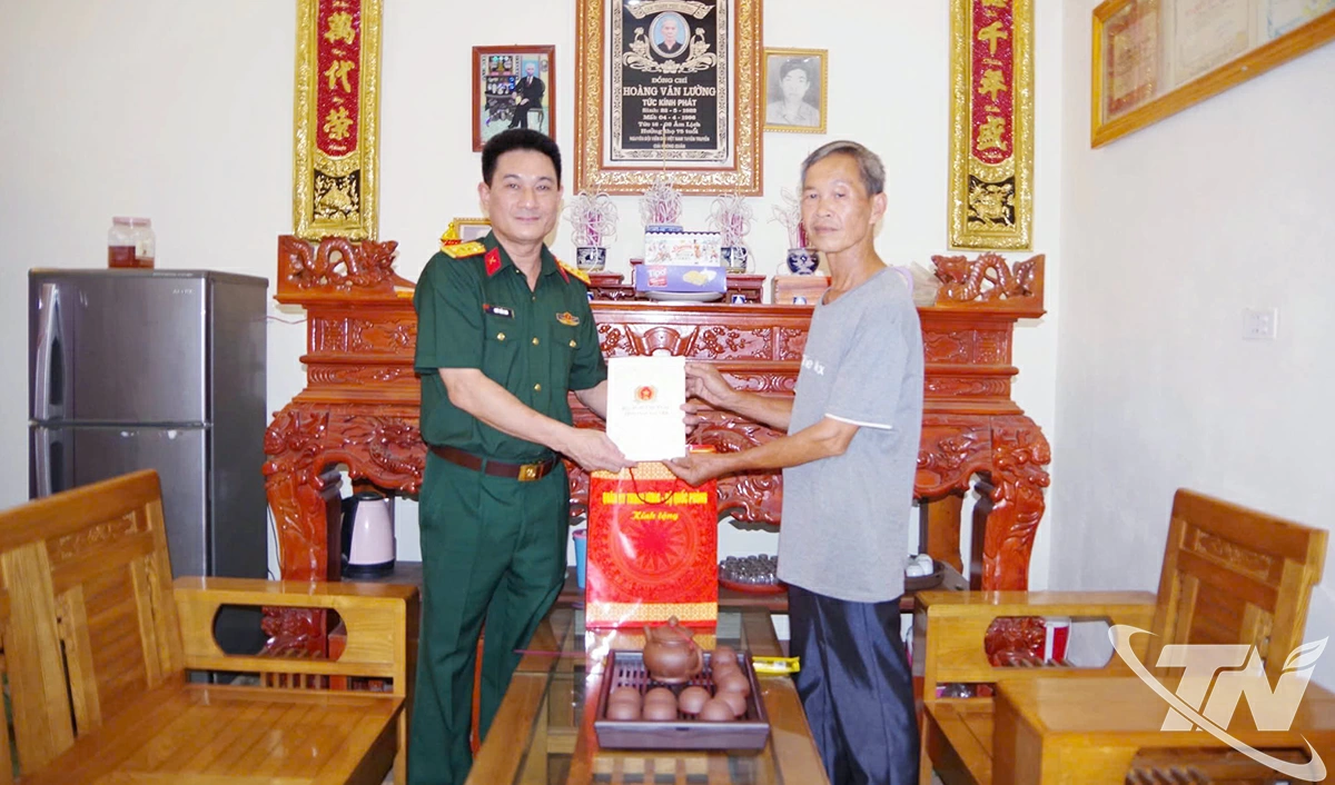 Đoàn công tác thăm hỏi, tặng quà thân nhân gia đình ông Hoàng Văn Lường, chiến sĩ Đội Việt Nam Tuyên truyền Giải phóng quân tại phường Đức Xuân.