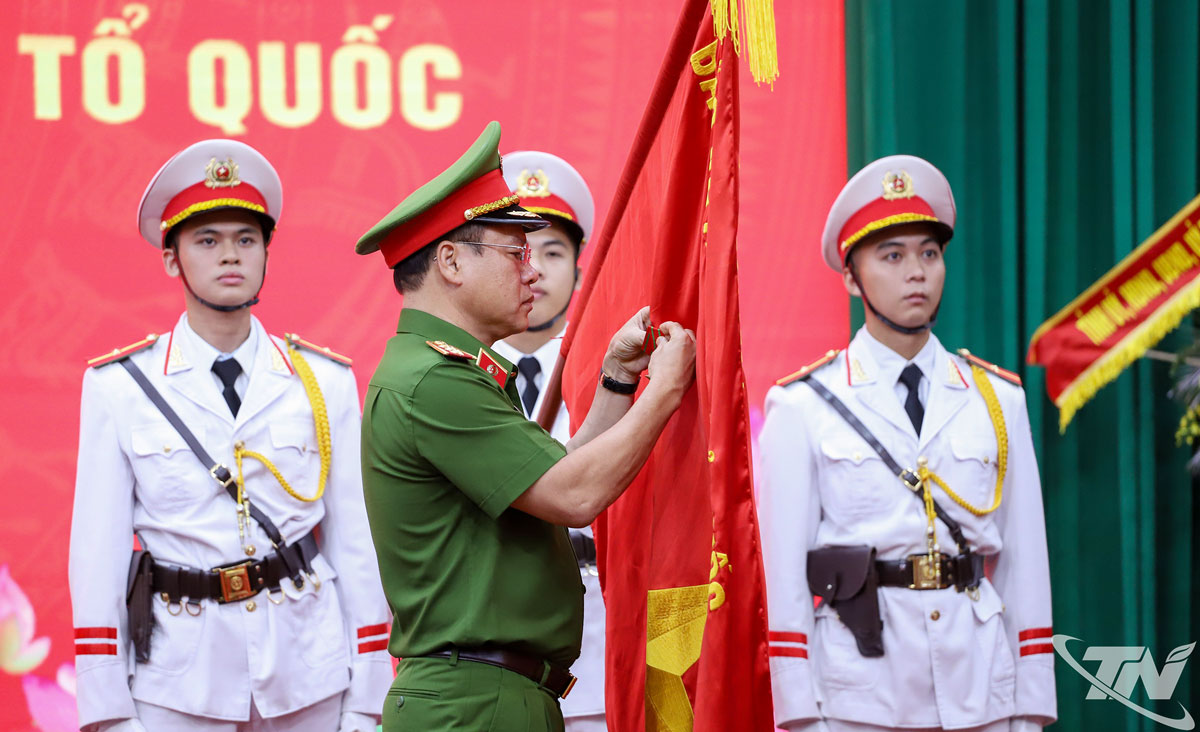 Thượng tướng Nguyễn Văn Long trao tặng Huân chương Bảo vệ Tổ quốc hạng Ba cho Phòng Cảnh sát điều tra tội phạm về ma túy, Công an tỉnh Thái Nguyên.