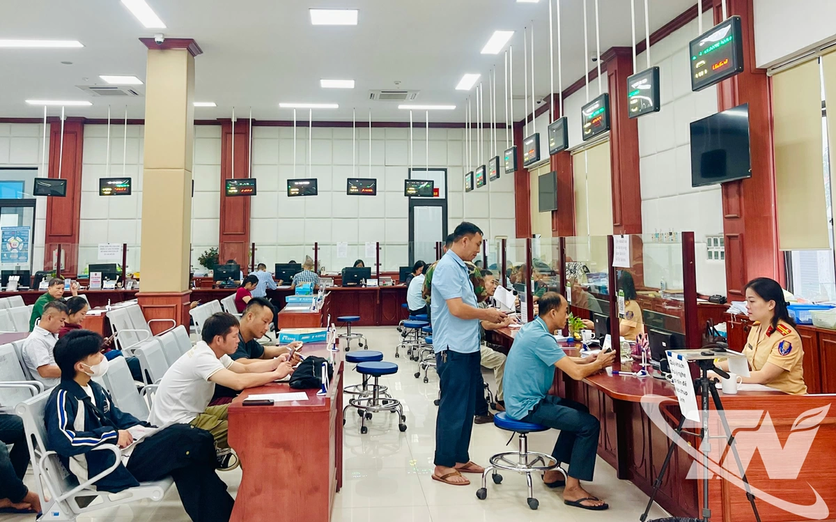 Người dân làm thủ tục hành chính tại Trung tâm Phục vụ hành chính công tỉnh.