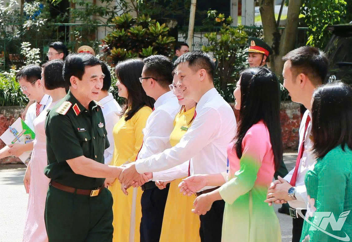 Đại tướng Phan Văn Giang và các cán bộ, giáo viên Trường THPT Lương Ngọc Quyến.