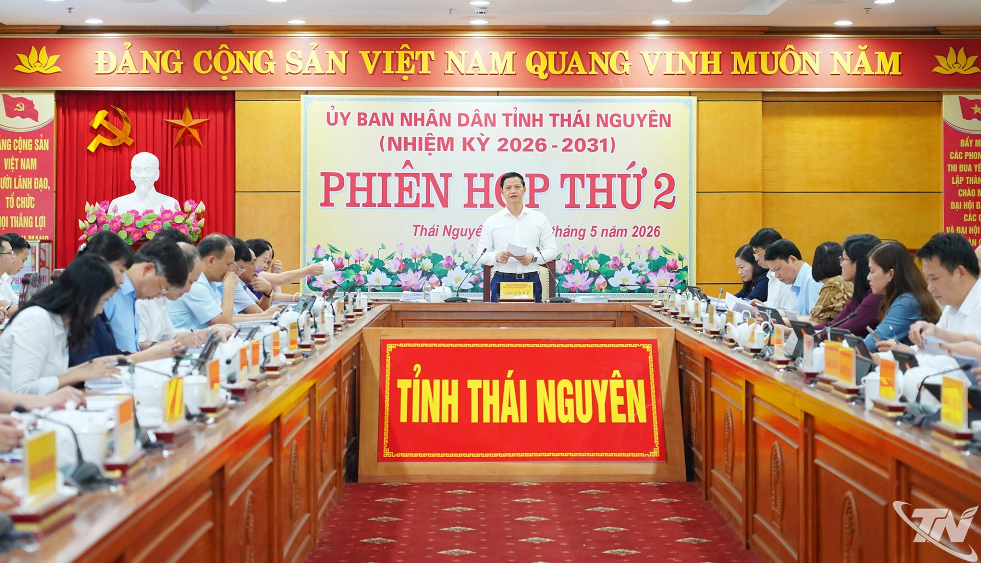Đồng chí Chủ tịch UBND tỉnh Vương Quốc Tuấn chủ trì Phiên họp.