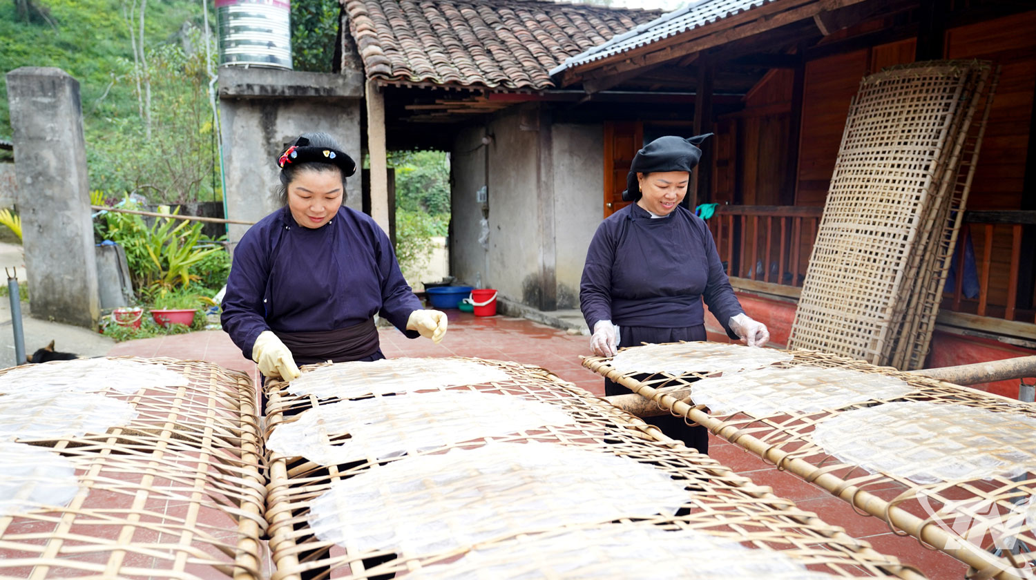 Từng mẻ bánh tráng vẫn được phơi dưới ánh nắng tự nhiên.