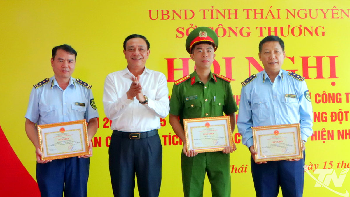 Các tập thể, cá nhân điển hình tiên tiến giai đoạn 2020-2025 có thành tích đột xuất trong thực hiện nhiệm vụ chuyên môn được biểu dương, khen thưởng