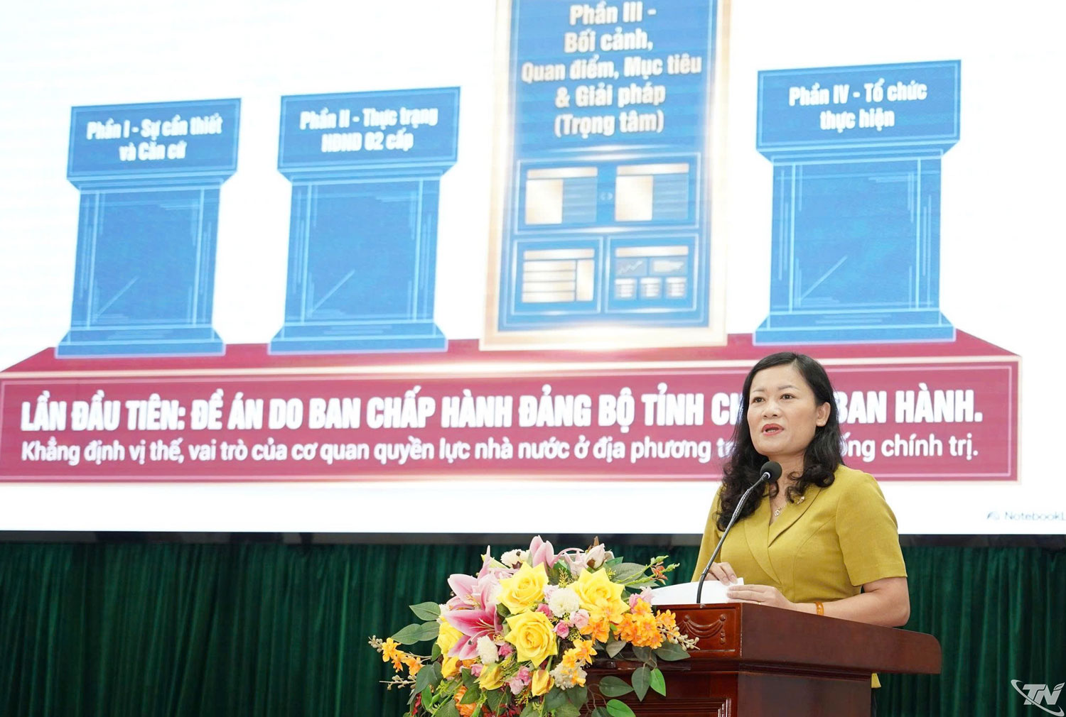Đồng chí Mai Thị Thúy Nga, Ủy viên Ban Chấp hành Đảng bộ tỉnh, Phó Chủ tịch HĐND tỉnh trực tiếp truyền đạt các chuyên đề.