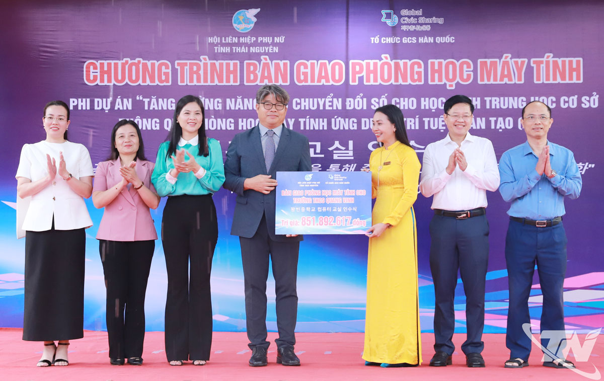 Với sự chứng kiến của đồng chí Đinh Quang Tuyên, Phó Bí thư Tỉnh ủy, Chủ tịch Ủy ban MTTQ tỉnh và các đại biểu, ông Lee Jung Woo, Giám đốc Tổ chức GCS Hàn Quốc trao biển tặng Phòng học máy tính cho Trường THCS Quang Vinh.