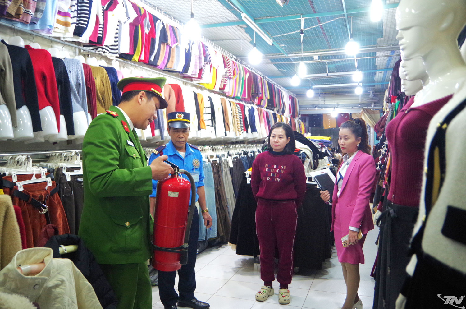 Kiểm tra, hướng dẫn an toàn PCCC cho các tiểu thương tại Chợ Đồng Quang.