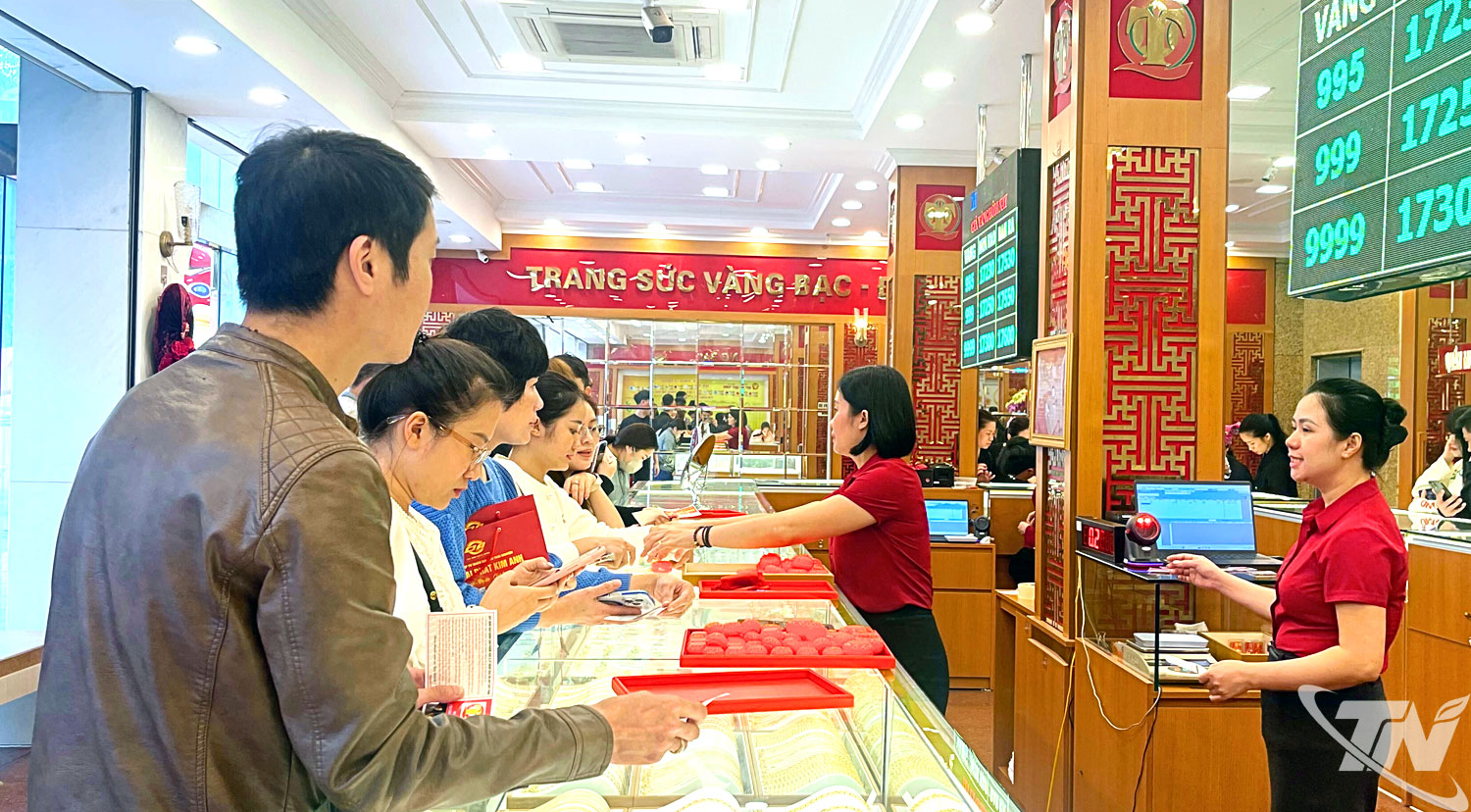 Không khí nhộn nhịp tại các cửa hàng vàng bạc trong ngày vía Thần Tài, khi đông đảo người dân đến mua vàng cầu may đầu năm.