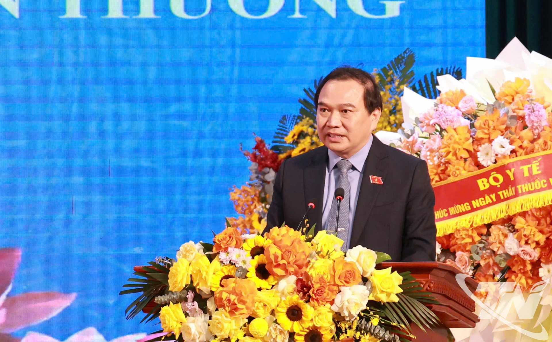 PGS.TS Nguyễn Công Hoàng, Bí thư Đảng ủy, Giám đốc Bệnh viện Trung ương Thái Nguyên, đọc diễn văn ôn lại truyền thống 71 năm Ngày Thầy thuốc Việt Nam.