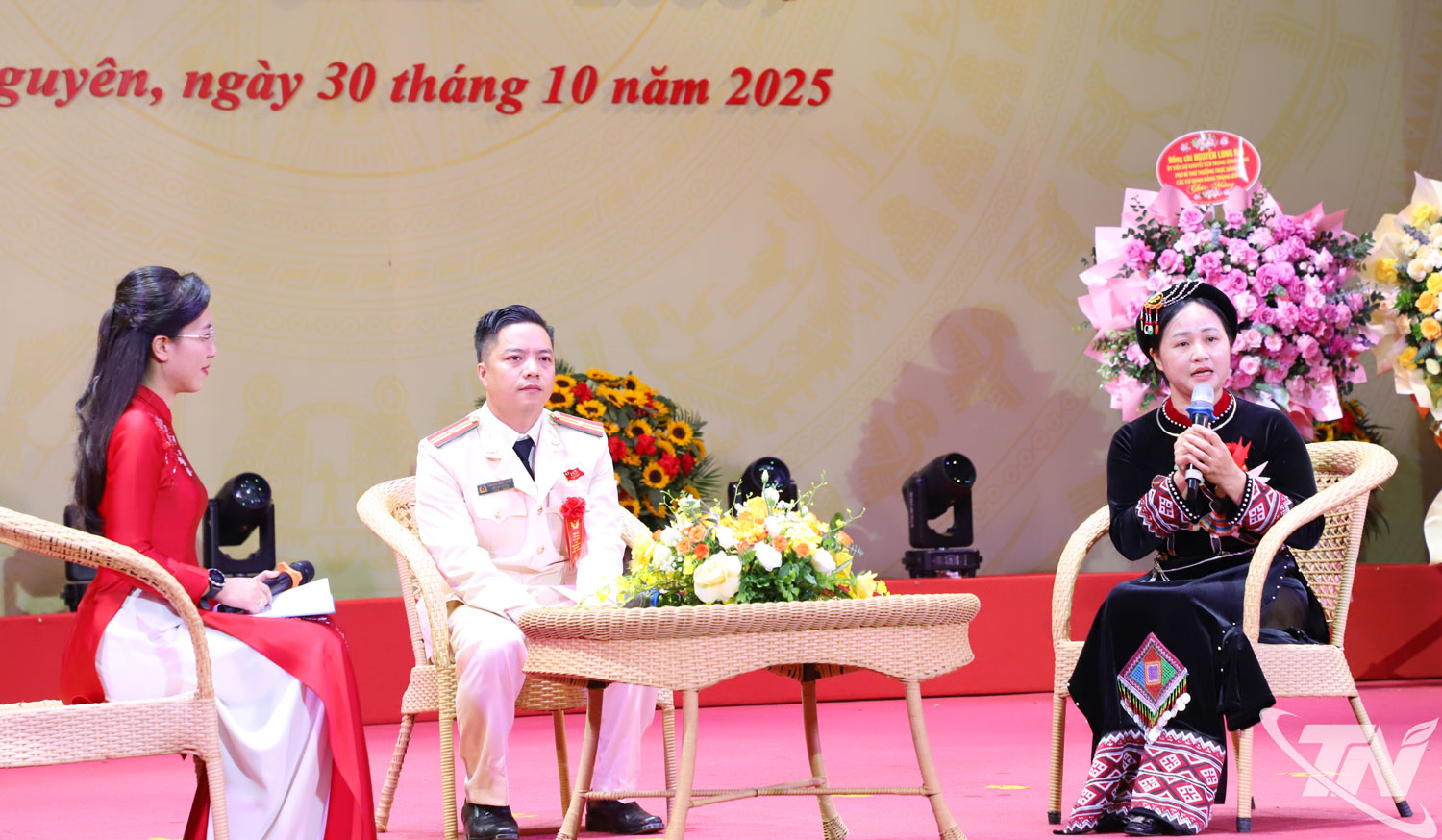 Cô giáo Nông Thị Tuyết, Hiệu trưởng Trường Phổ thông Dân tộc Nội trú Na Rì chia sẻ về quá trình cùng người dân địa phương tổ chức đưa hơn 270 học sinh ra khỏi vùng lũ trong cơn bão số 11 vừa qua.