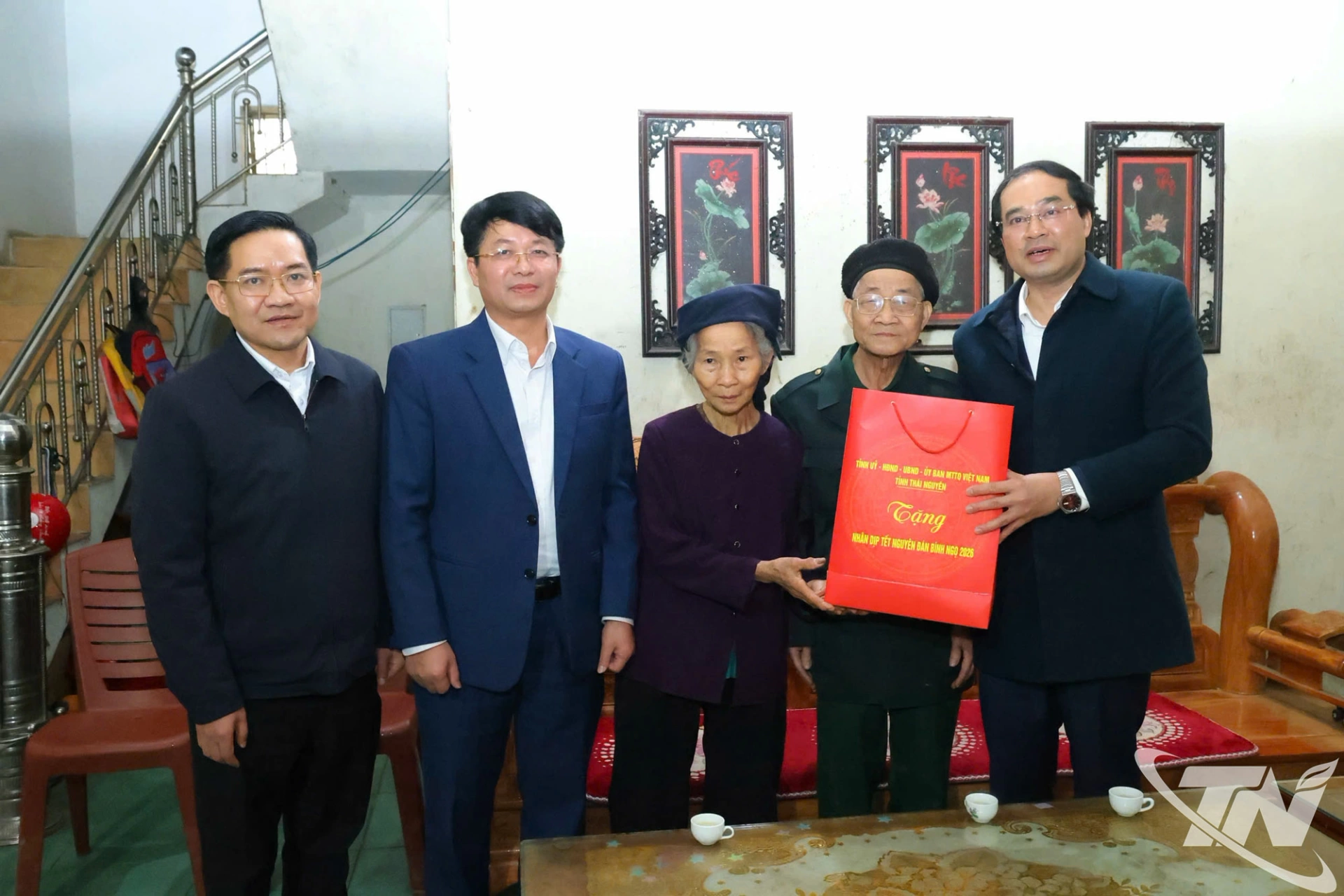 Đồng chí Bí thư Tỉnh ủy và Đoàn công tác tặng quà, động viên thương binh Hoàng Ngọc Viết, cư trú tại thôn Liên Thủy, xã Chợ Đồn.