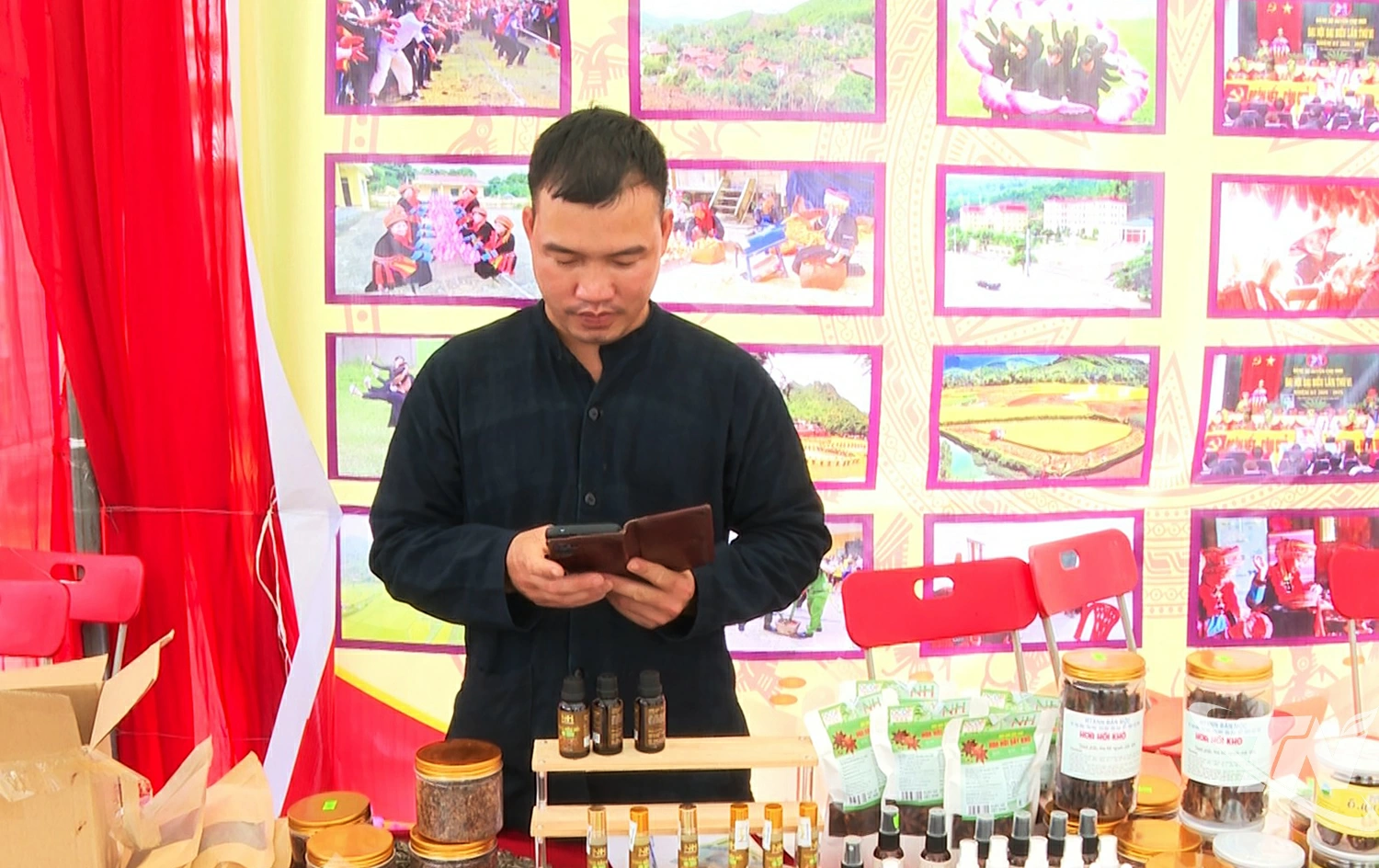 Thành viên HTX Hồng Phát giới thiệu và bán nông sản của đơn vị thông qua các nền tảng mạng xã hội.