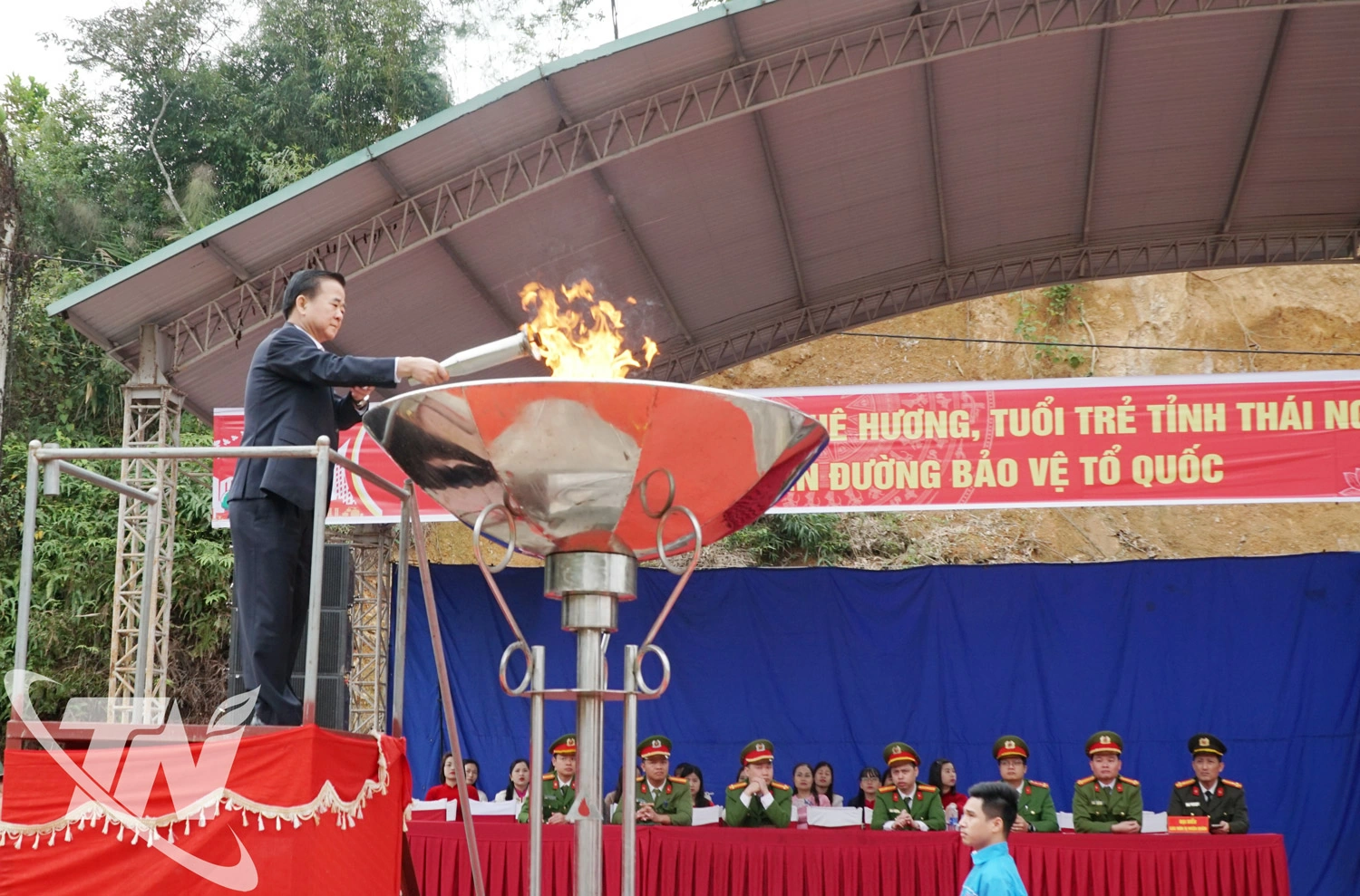 Đồng chí Đỗ Đức Công, Ủy viên Ban Thường vụ Tỉnh ủy, Phó Chủ tịch Thường trực HĐND tỉnh thắp lửa truyền thống.