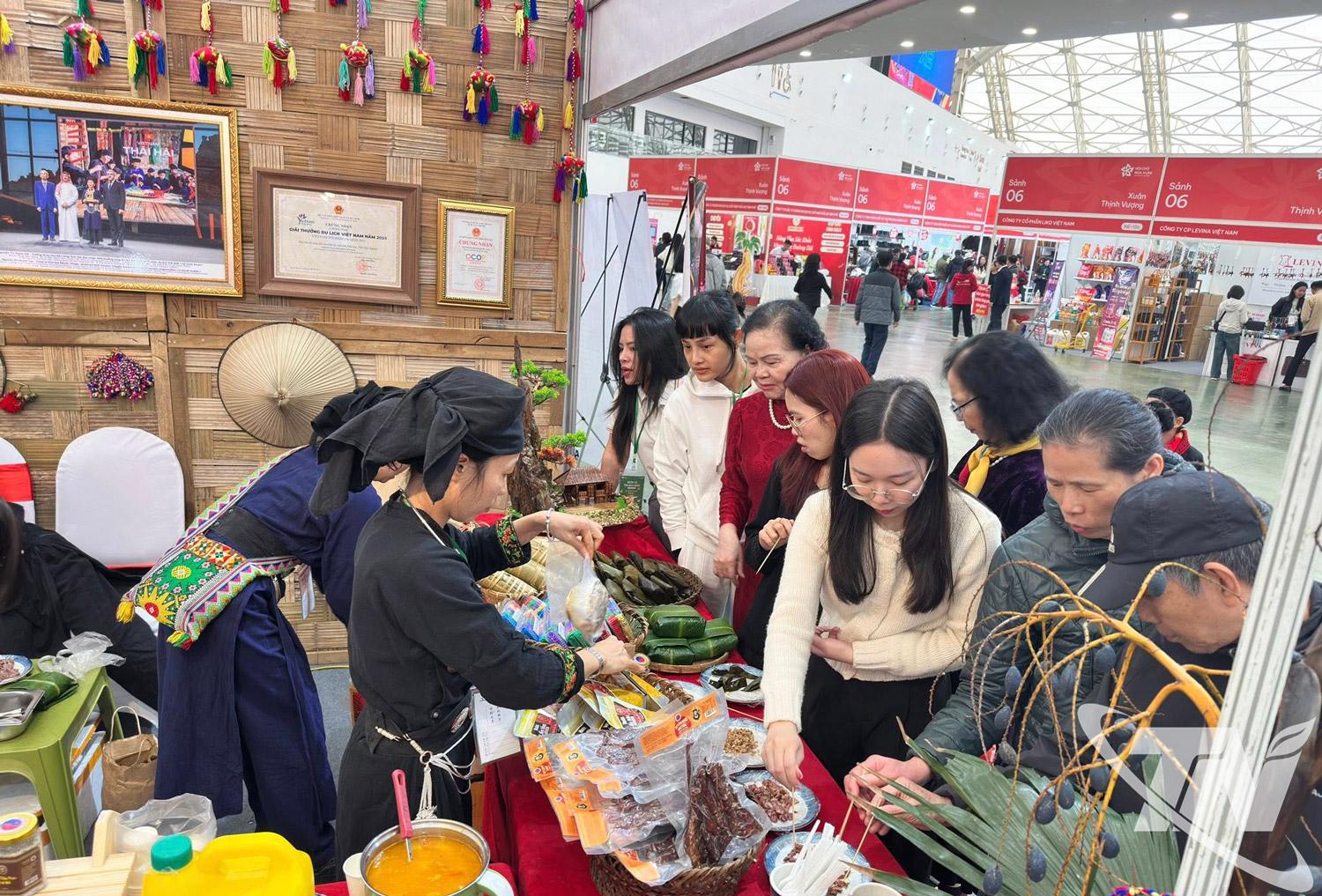 Thông qua Website (mythainguyen.vn) và ứng dụng di động (Thai Nguyen Tourism), các khu, điểm du lịch hấp dẫn ở Thái Nguyên đã được lan tỏa, thu hút du khách đến tham quan, trong đó có Bản làng người Tày Thái Hải, xã Tân Cương.